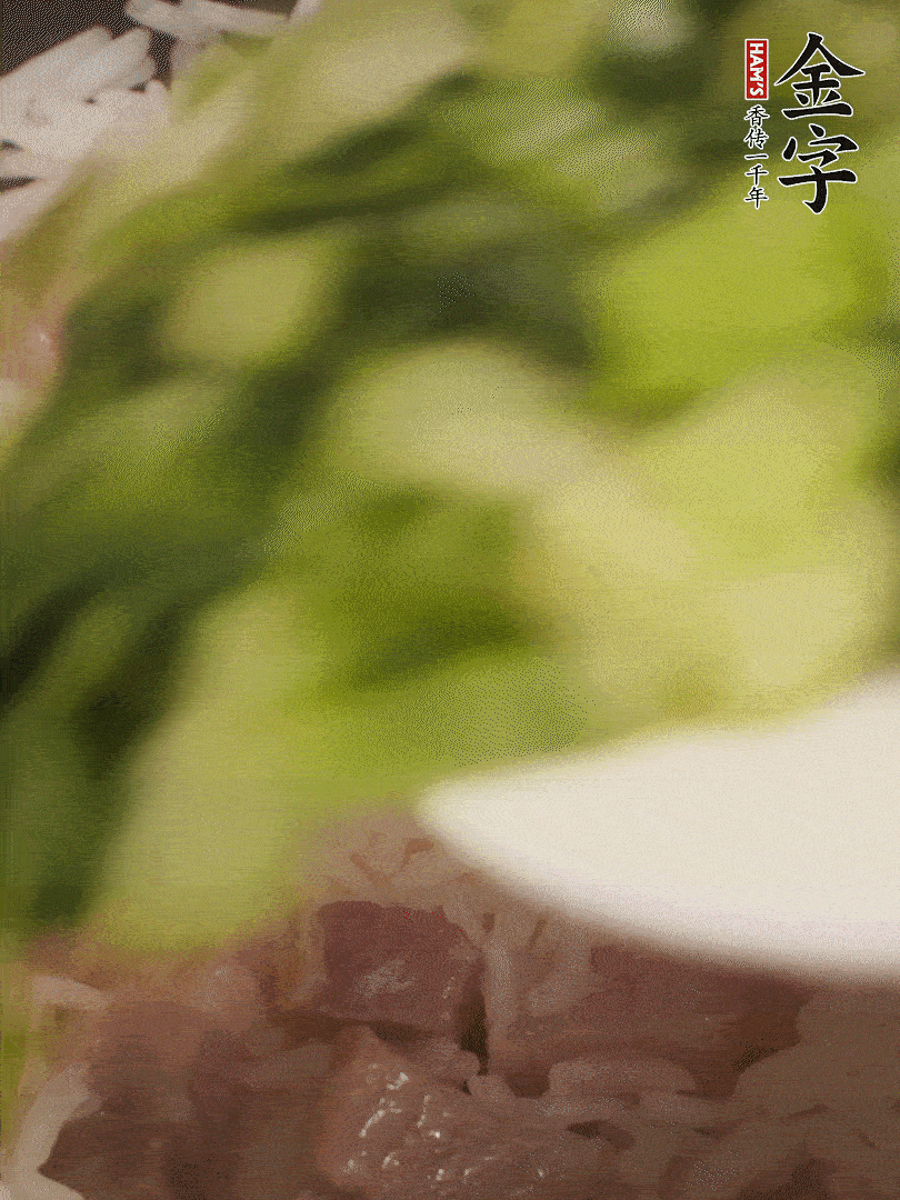 將燜煮好的米飯，倒入炒熟的蔬菜中，翻炒均勻鍆繼續(xù)燜煮5分鐘