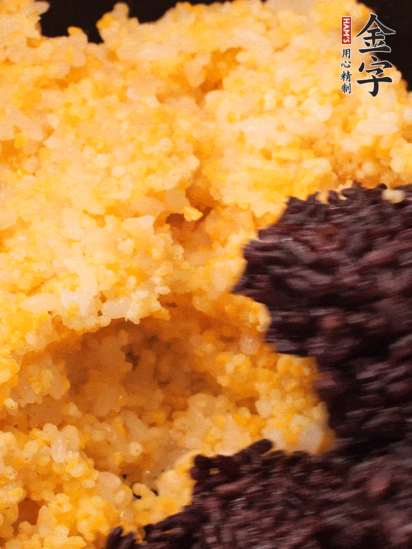 混合小米、紫米煮熟，加豬油攪拌均勻（紫米分開煮在攪拌）