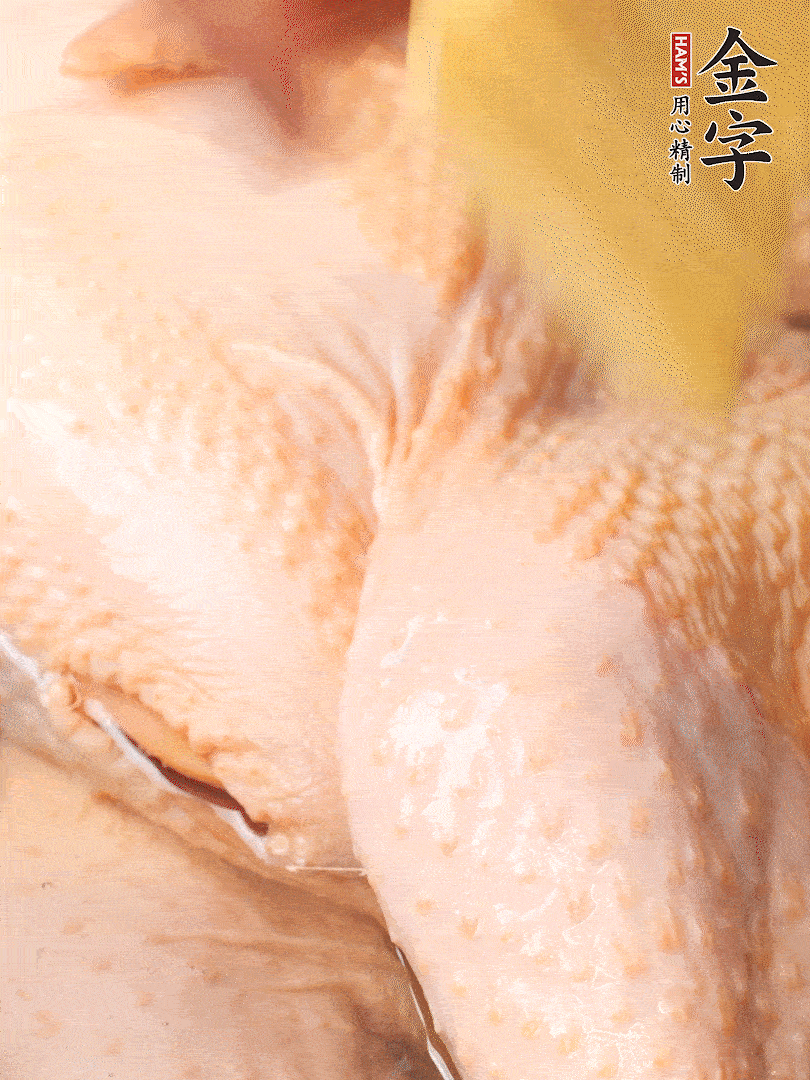 老母雞去頭去尾，斬去雞爪。冷水入鍋，加料酒、蔥姜焯水，煮出浮沫后撈出，用清水洗凈