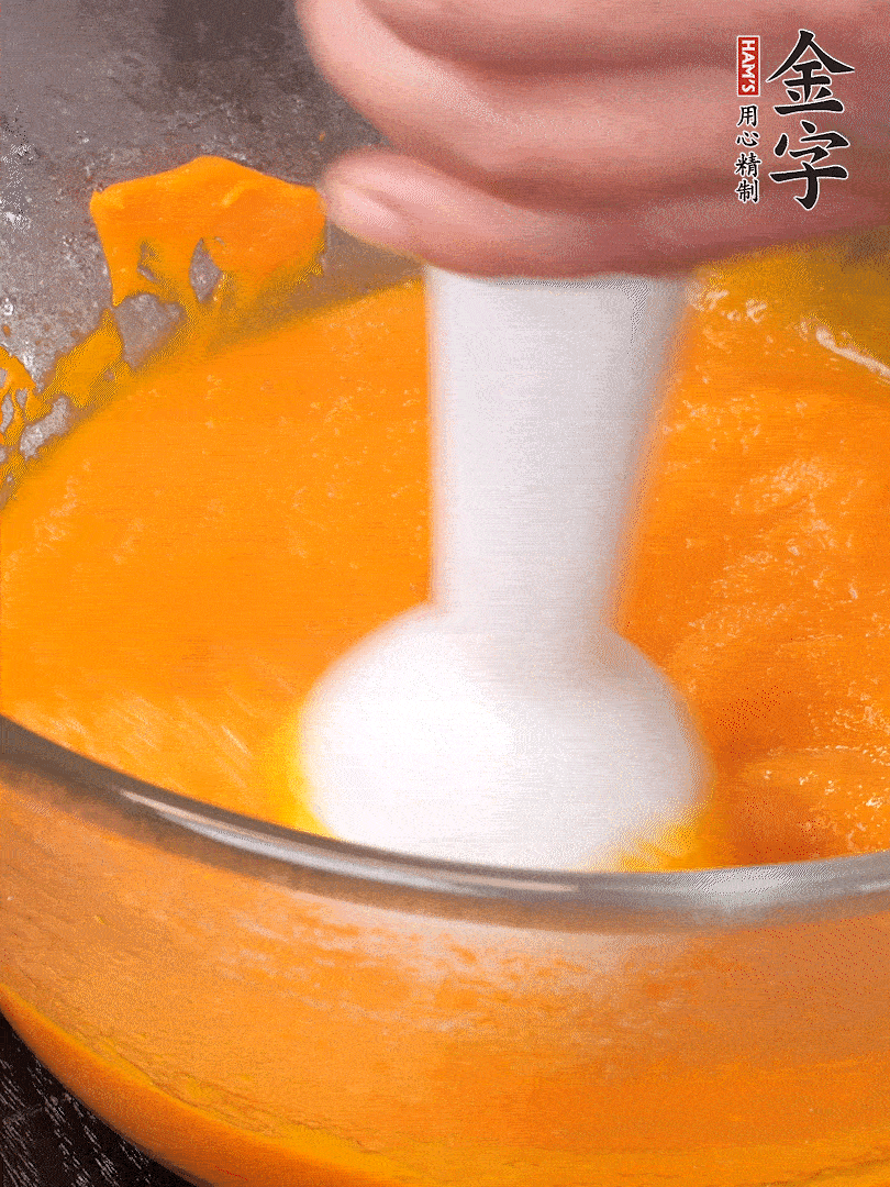 300g南瓜，去皮去瓤切滾刀塊，大火蒸8分鐘，料理機(jī)打成泥，篩網(wǎng)過(guò)篩成泥