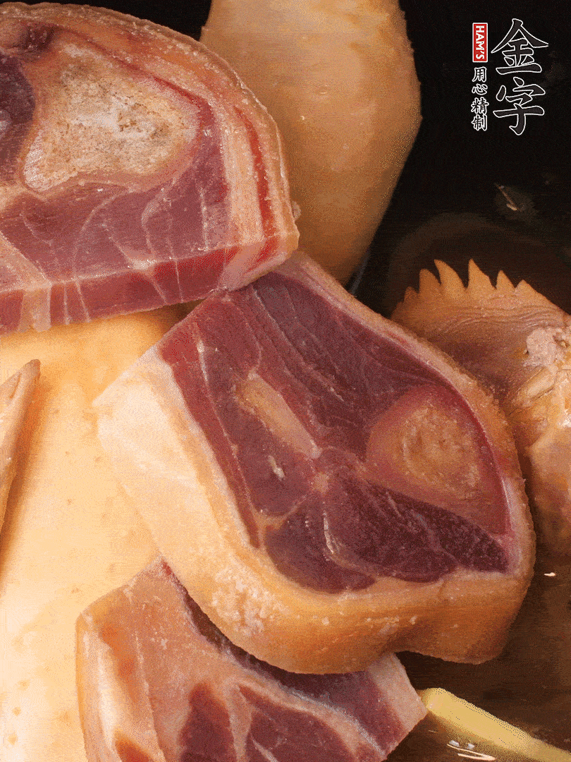 火踵、老母雞加蔥、姜、料酒、清水，大火燒開(kāi)后轉(zhuǎn)小火，燉1小時(shí)