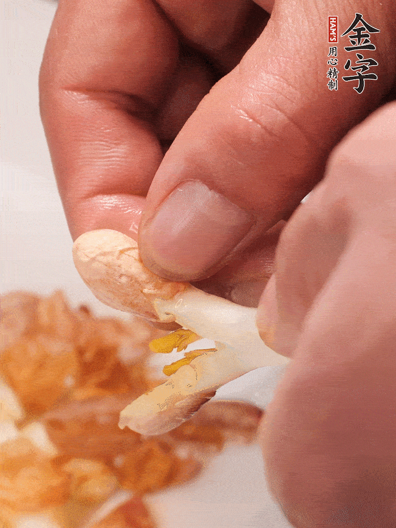 花生芽切段。開水焯水1分鐘，去掉頂部的花生皮