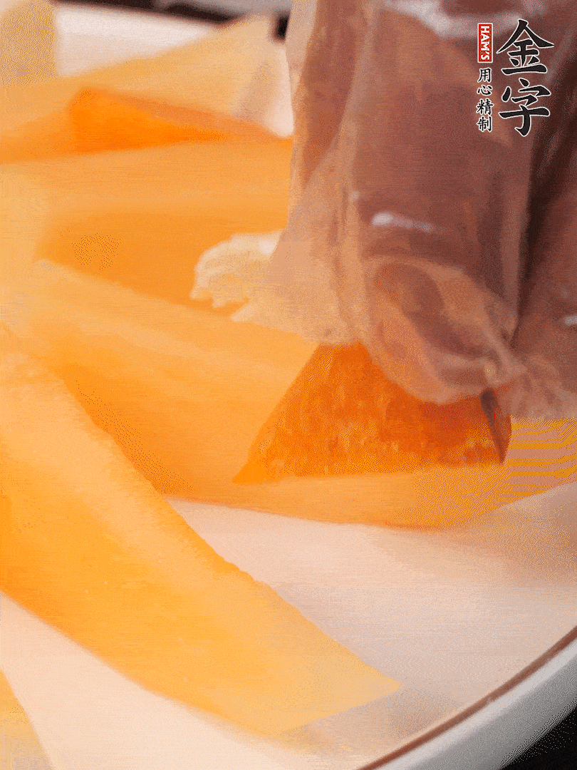 刀用火烤一下，切開奶酪