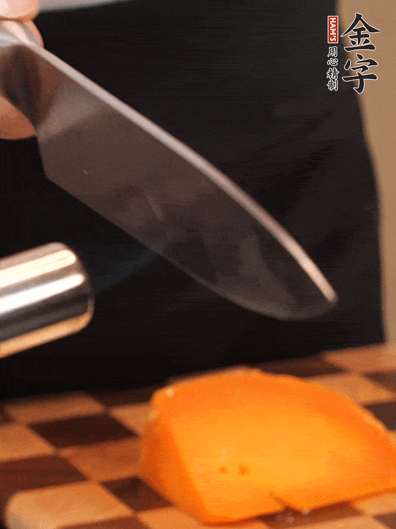 間隔擺上哈密瓜、奶酪、迷迭香、核桃仁