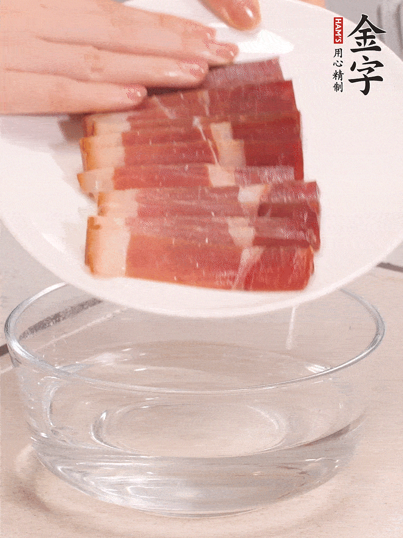 鴨腿冷水下鍋，加姜片、料酒焯水