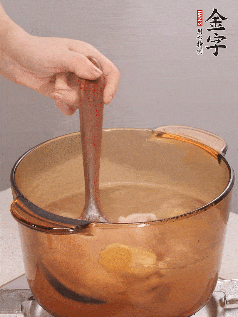 鴨肉、白果、火腿、生姜一起放入砂鍋，清水沒過食材，大火燉煮1小時