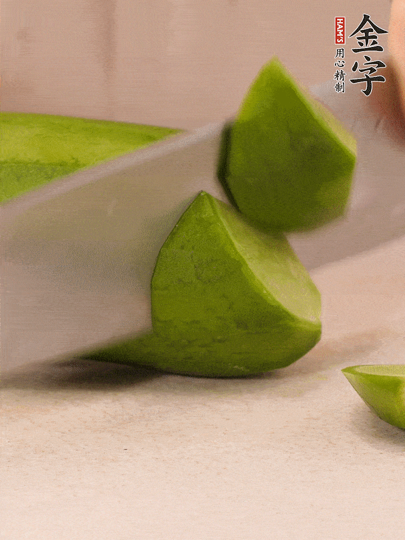 青、紅蘿卜洗凈，去皮切大塊