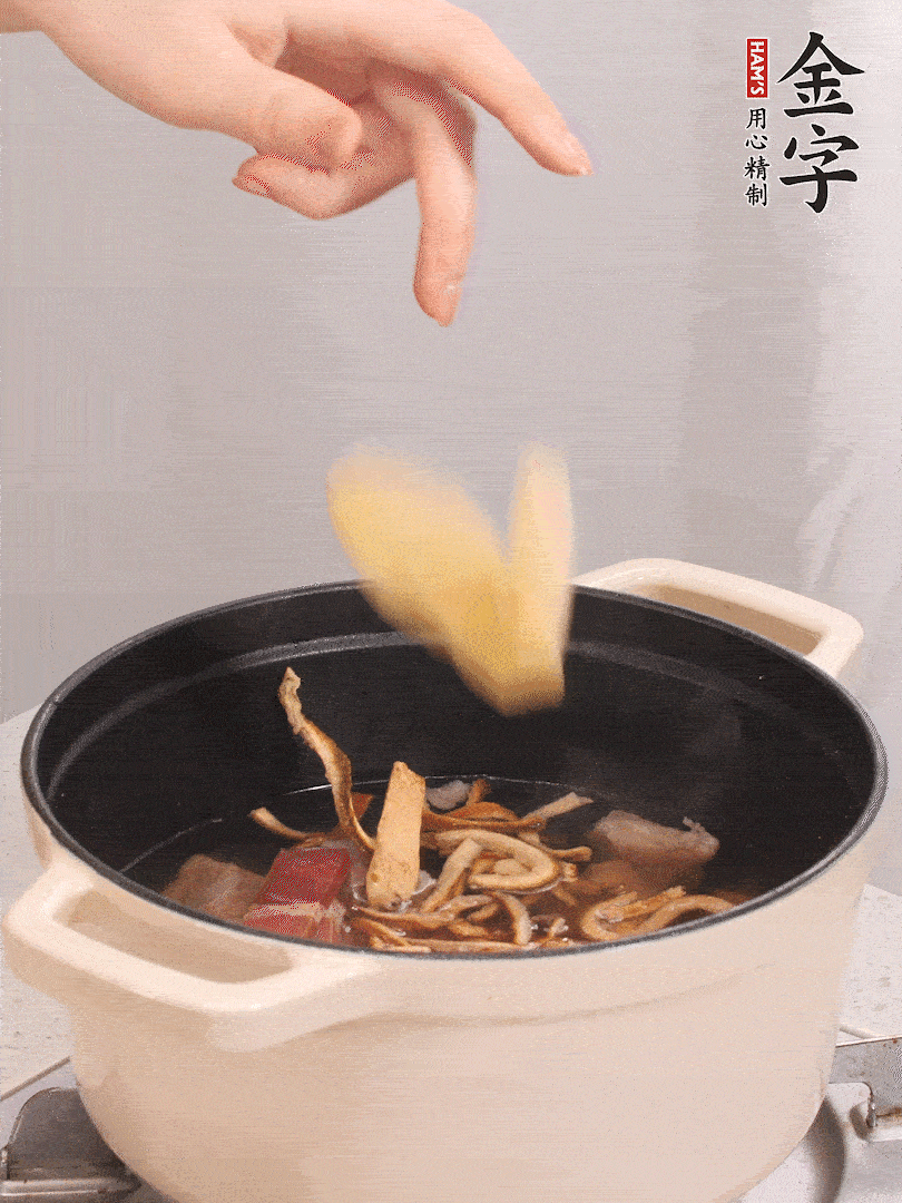 加入青、紅蘿卜再煲20小時(shí)。