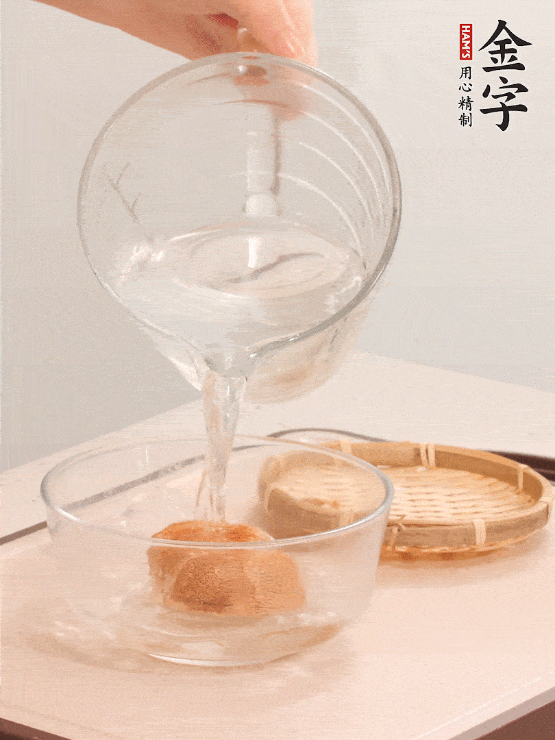 猴頭菇至少泡發(fā)半小時，將浸泡后的黃水擠干；