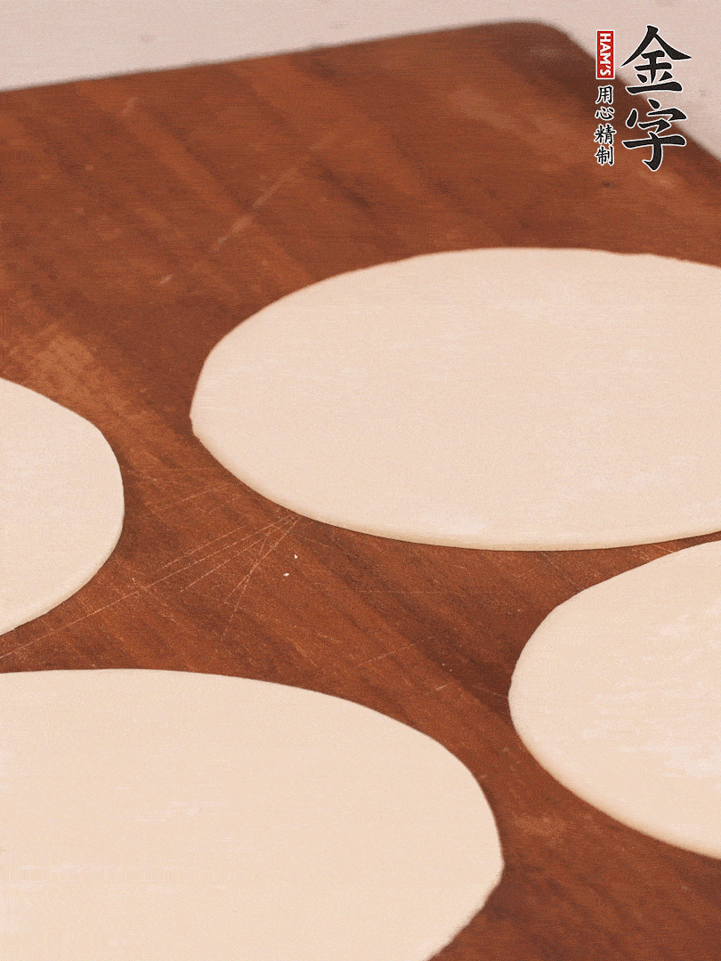 餃子皮均勻抹油，10張疊在一起，搟面杖搟開