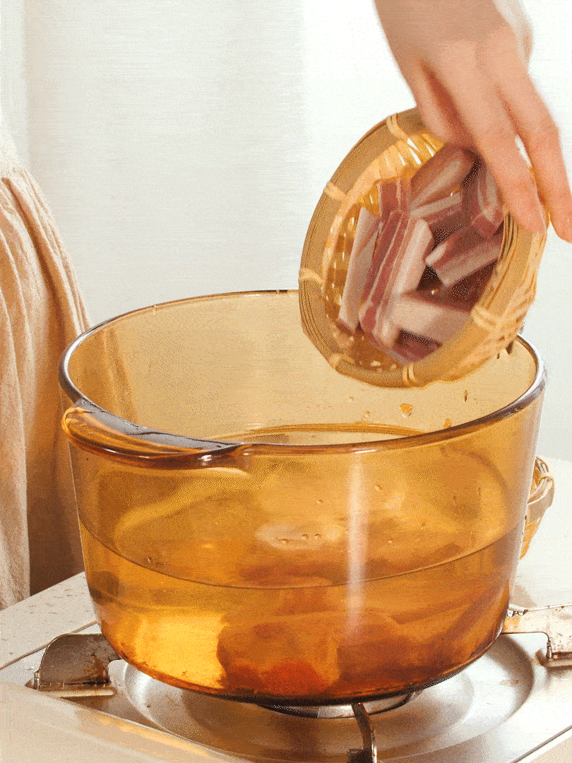 咸肉、排骨加料酒 蔥段 生姜 一起冷水下鍋焯水撈出