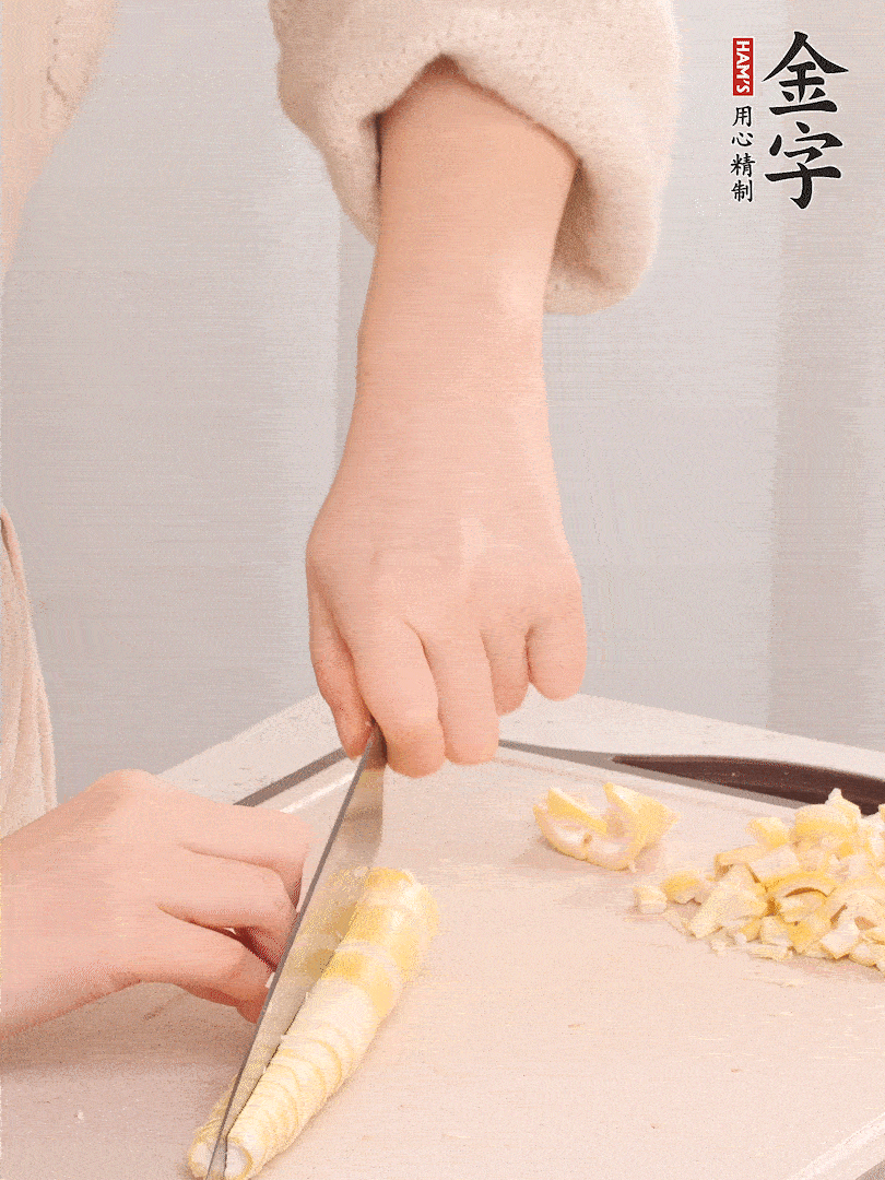 春筍去皮切小塊，焯水2分鐘左右