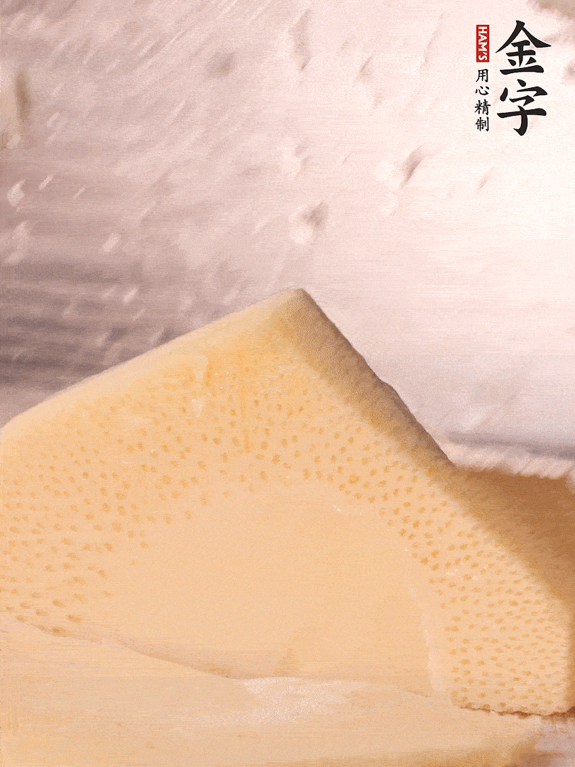 冬筍處理干凈，切滾刀塊，開水焯燙去除澀味