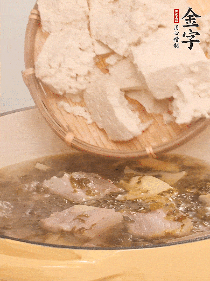 往鍋里加入一倍的水，加豆腐