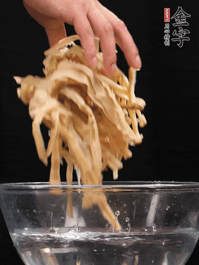 天目山筍干1把，清洗表面鹽分，用手撕成長(zhǎng)條