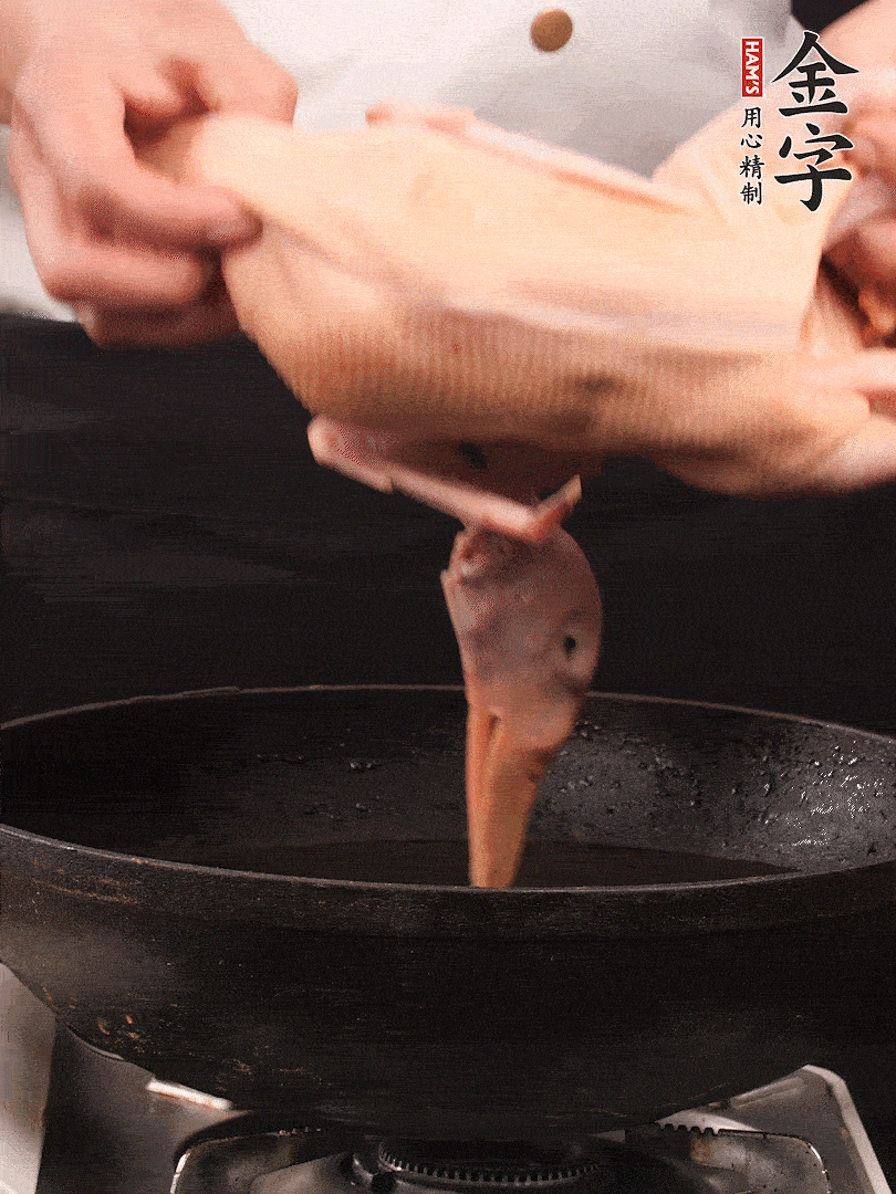 處理干凈的老鴨1只，黃酒小半碗，姜幾片，一起放入冷水，煮沸焯水3分鐘，去除血沫