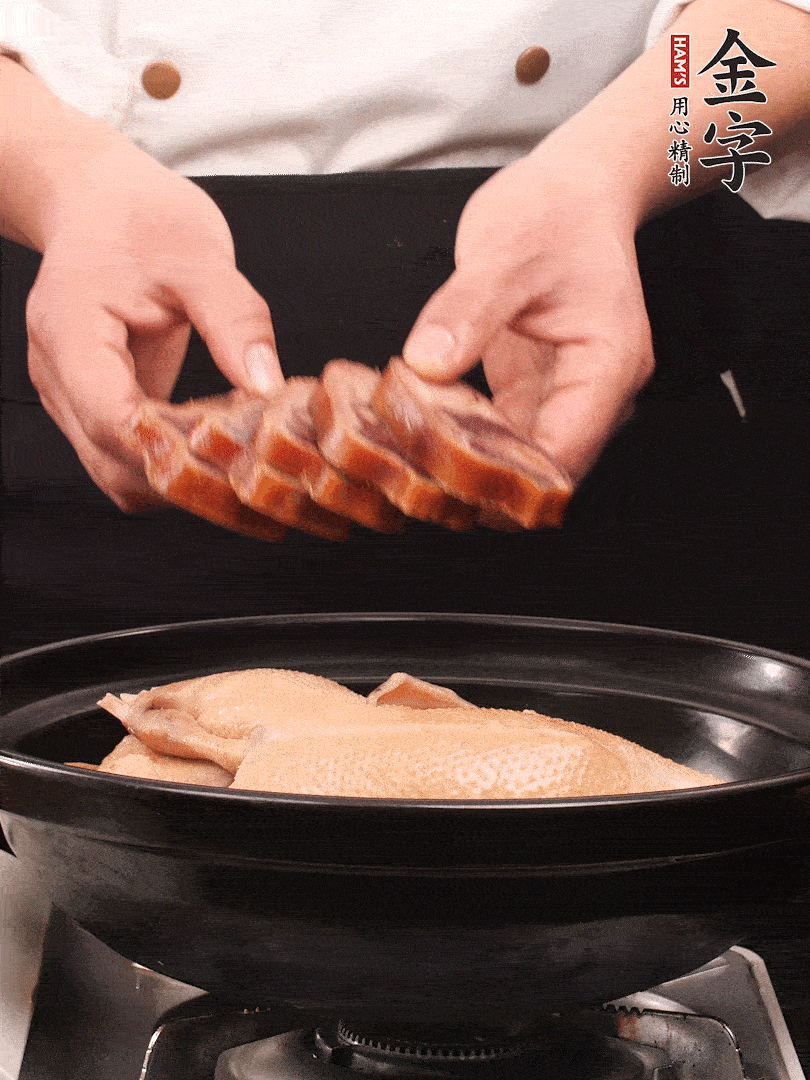 老鴨、金字火腿蹄片、筍干、姜片、蔥結(jié)，清水沒(méi)過(guò)鴨身2cm，加黃酒小半碗