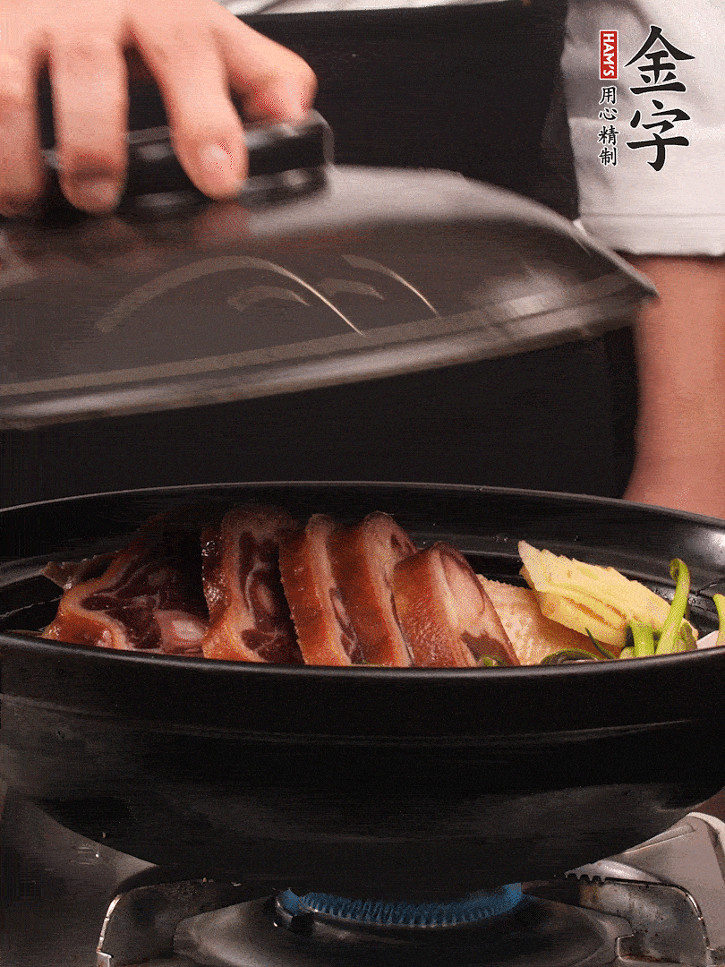 砂鍋蓋蓋子密封，大火燒開(kāi)后轉(zhuǎn)小火，燜煮2小時(shí)