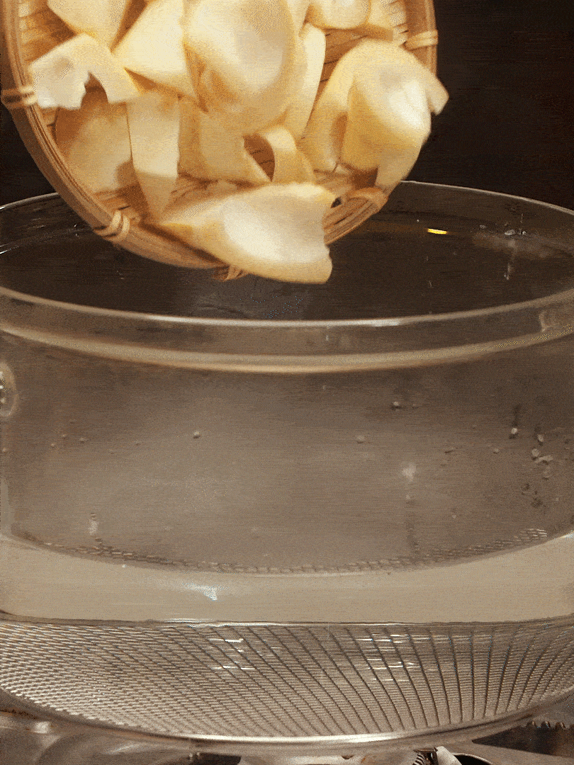 春筍切塊，焯水去除澀味