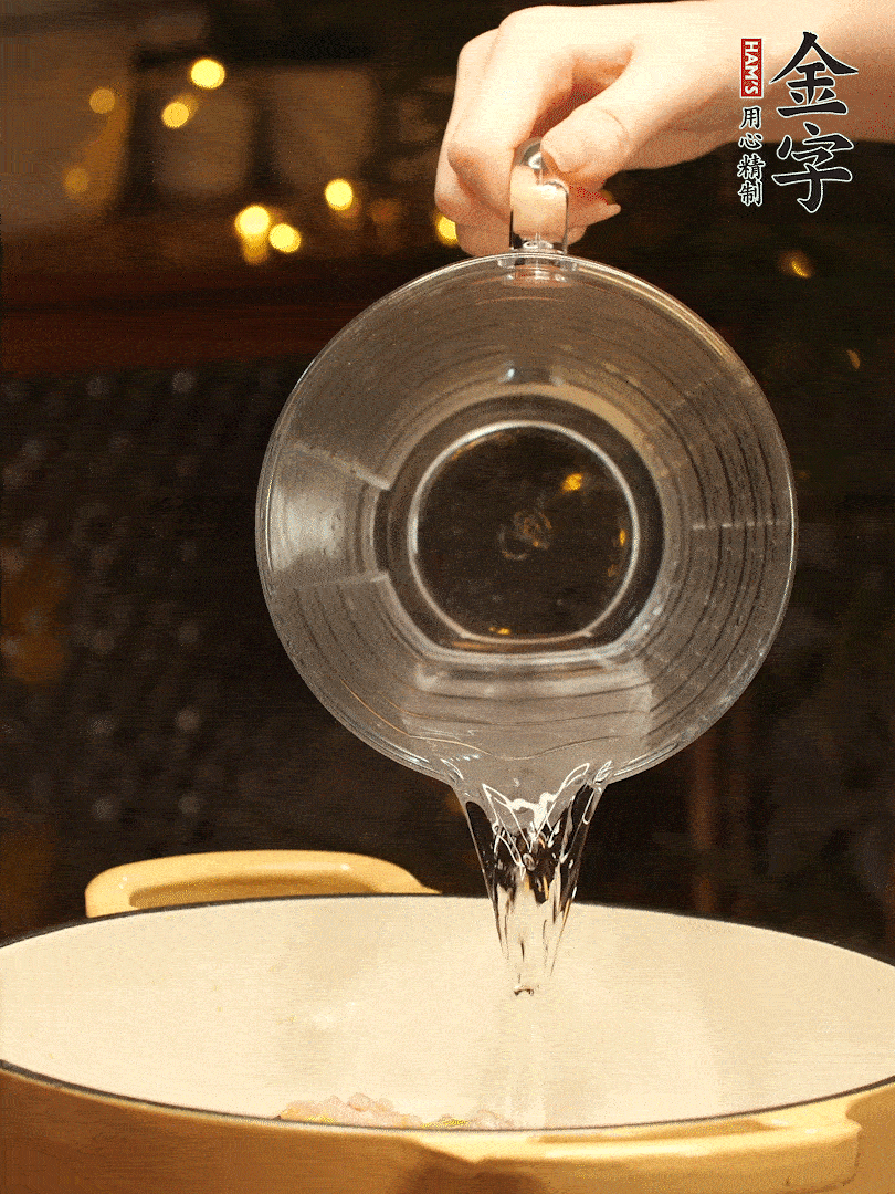 加入120ml水，蓋上蓋子燜幾分鐘撒上蔥花，美美的擺個盤~