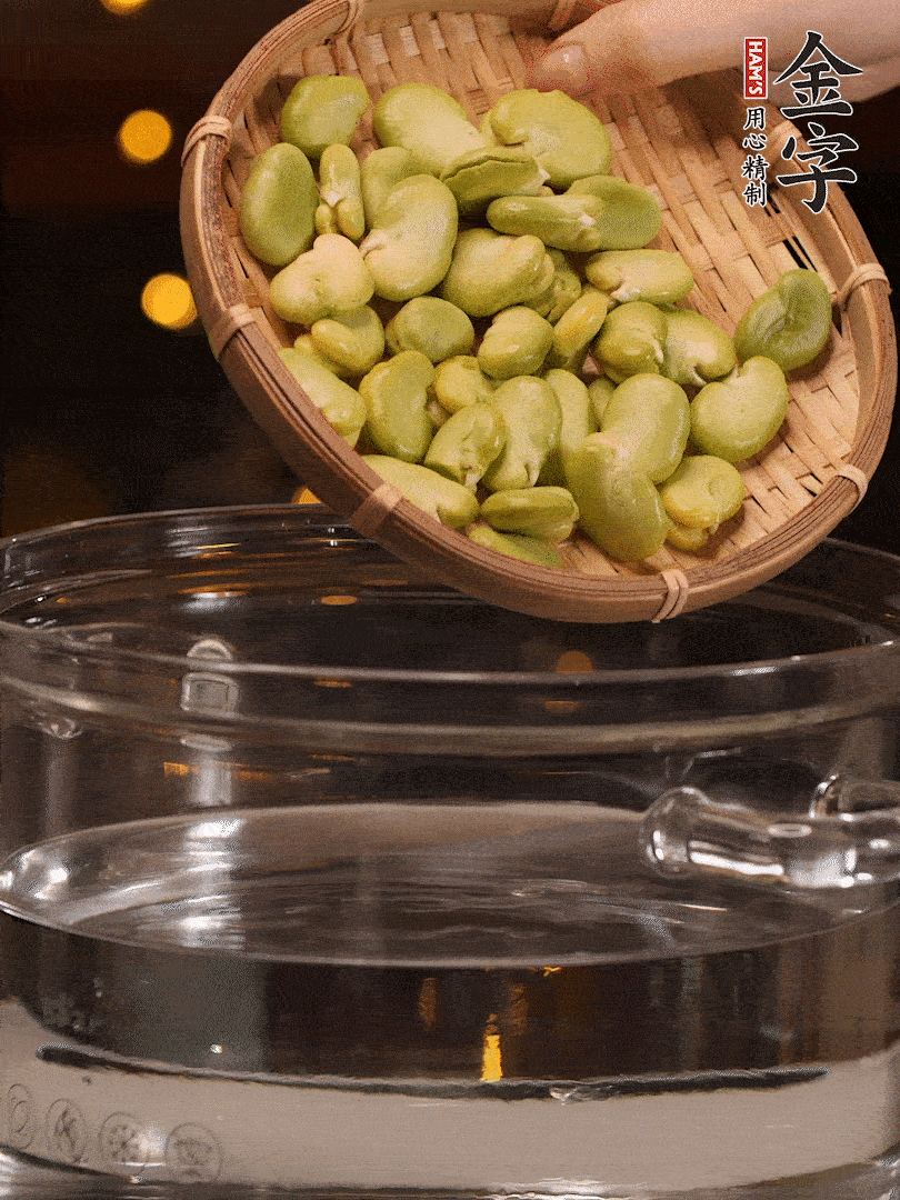 蠶豆剝殼，一起放入鍋中開水焯2分鐘去澀