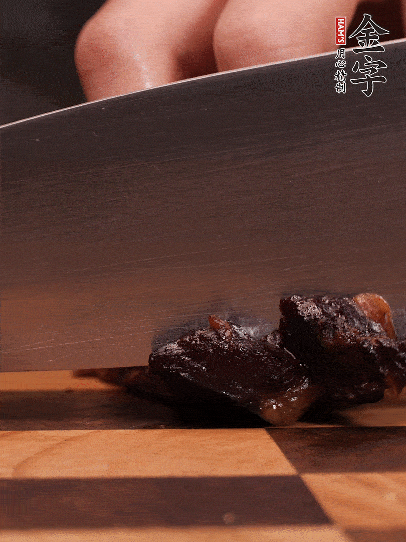 金字醬油肉整塊放入鍋中煮至7成熟，切成小塊