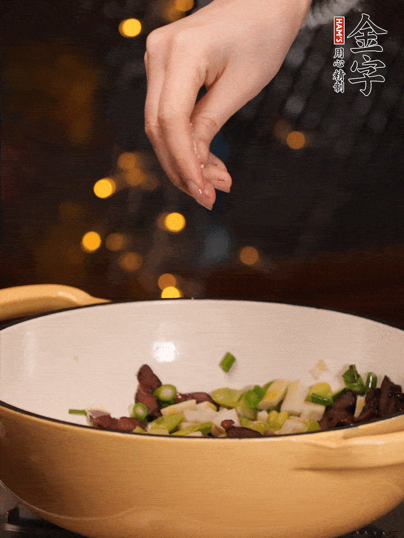 可以加點點水，再加菜苔，加點鹽、味精調(diào)味