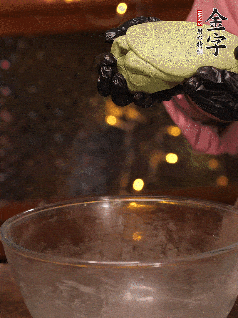 清明粿粉，分次加艾草泥，加點油揉2分鐘，揉到面團光滑，醒發(fā)一下