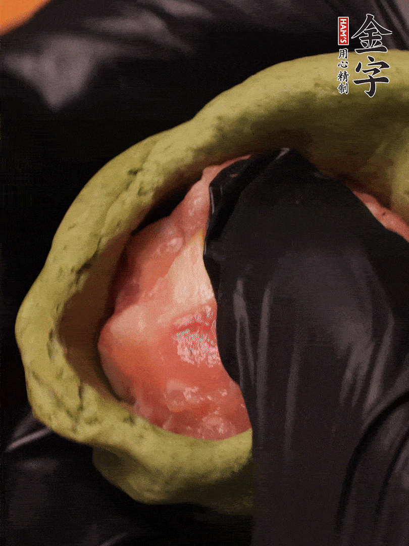 切成小劑子，中間壓個坑，做成碗狀，虎口慢慢收口