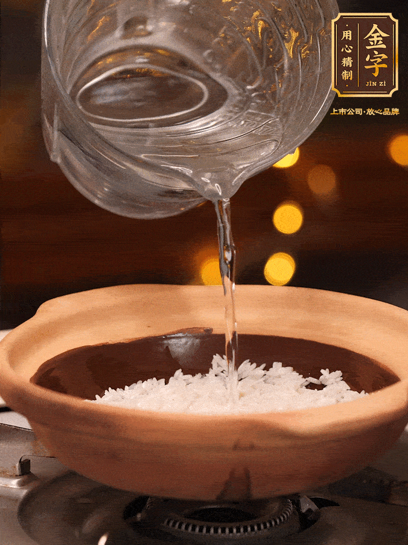 選一個(gè)中意的砂鍋加入1勺花生油并刷勻，倒入泡好的絲苗米、開(kāi)大火煮至沸騰冒大泡后，轉(zhuǎn)中火蓋蓋燜煮5分鐘