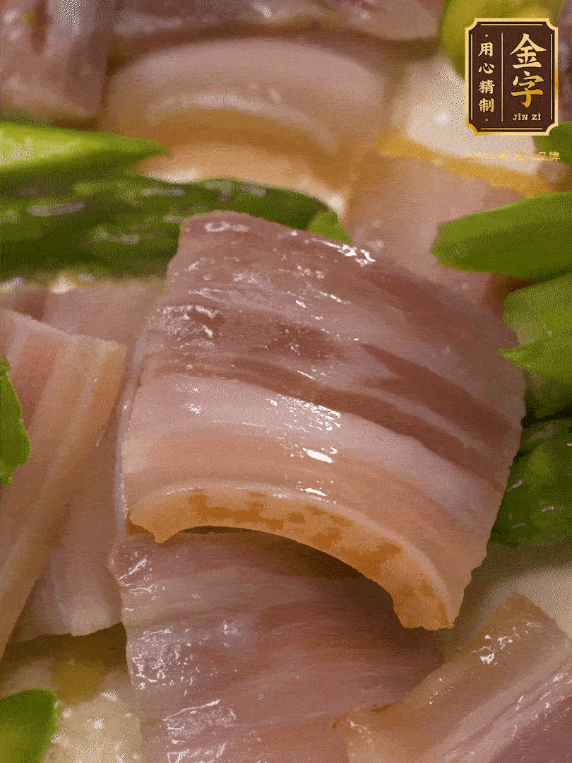 依次下蠶豆、蘆筍、白蘑菇翻炒均勻