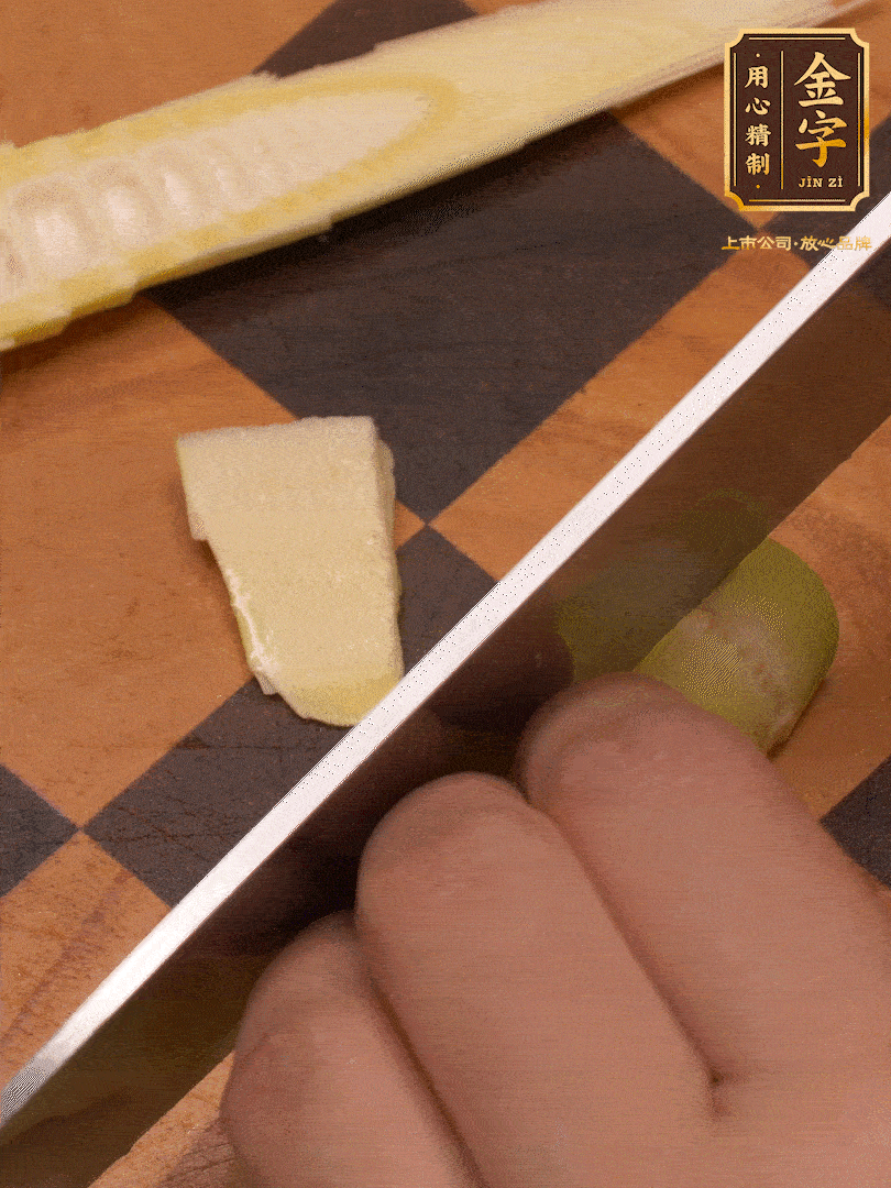 雷筍，剝去外殼，切成丁