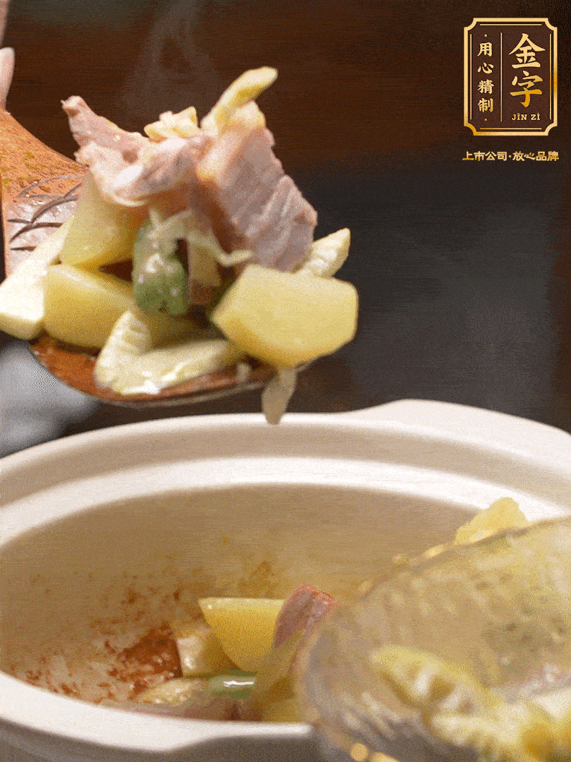 煸出咸肉脂香，再下筍丁、蠶豆。呈出