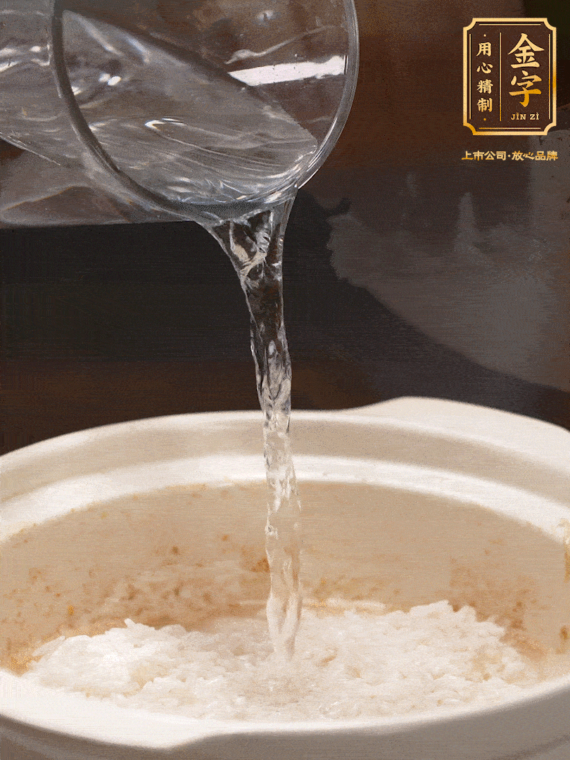 將泡好的米，加水一指，煮至沸騰