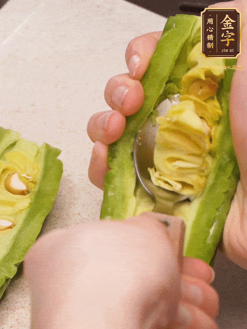 苦瓜從中間切開(kāi)，把里面的瓢和籽全部挖干凈