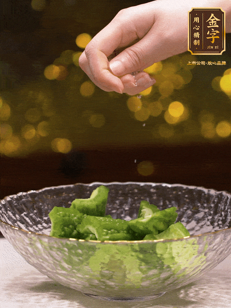 處理好的苦瓜切段（5cm），加點(diǎn)鹽鹽腌一下，去除一下苦味