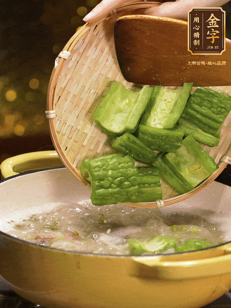 最后在放苦瓜燒開(kāi)，放一點(diǎn)點(diǎn)調(diào)味糖，燉煮20分鐘