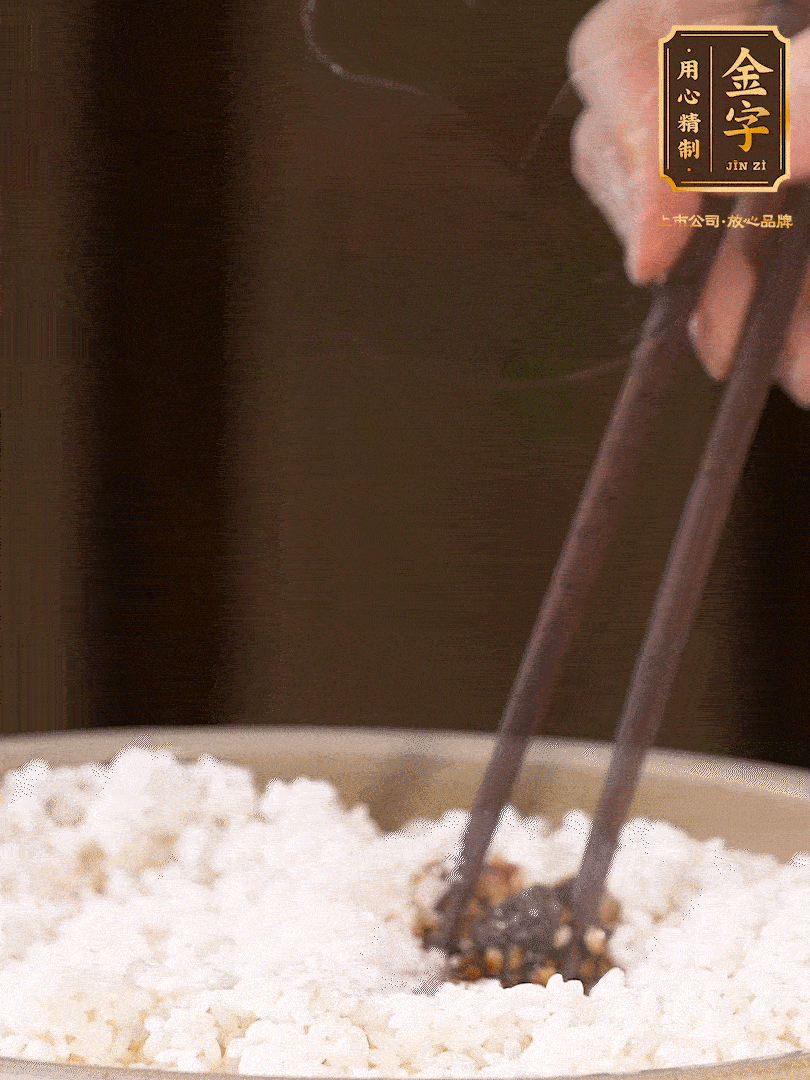 糯米淘洗干凈，浸泡4小時(shí)，控干水分后，加鹽、糖、老抽調(diào)味調(diào)色