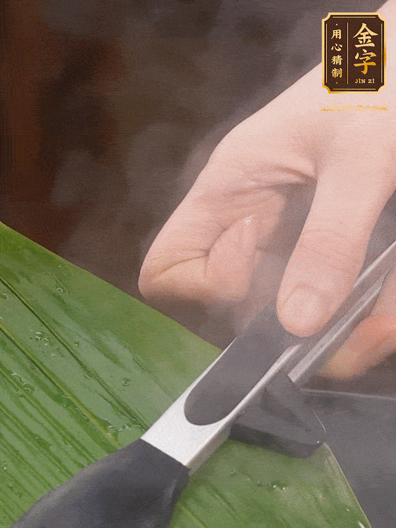 新鮮粽葉洗凈，用開水煮一下，讓粽葉更有韌性不易裂。