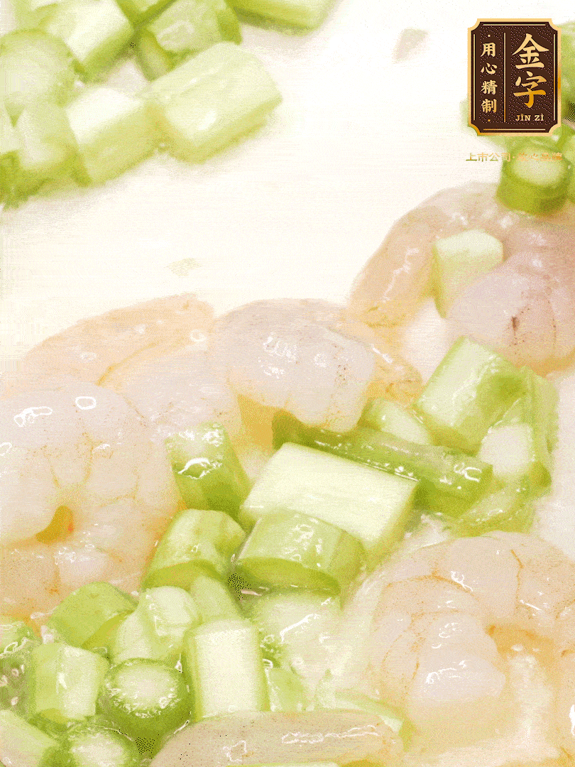 熱油煎香蝦仁，下香腸、蘆筍翻炒，盛出備用。