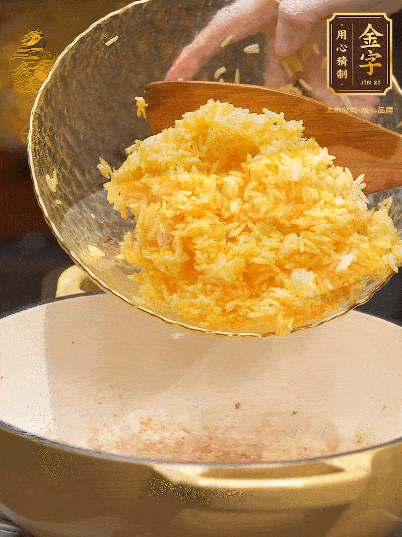 油溫8成熱，下米飯翻炒