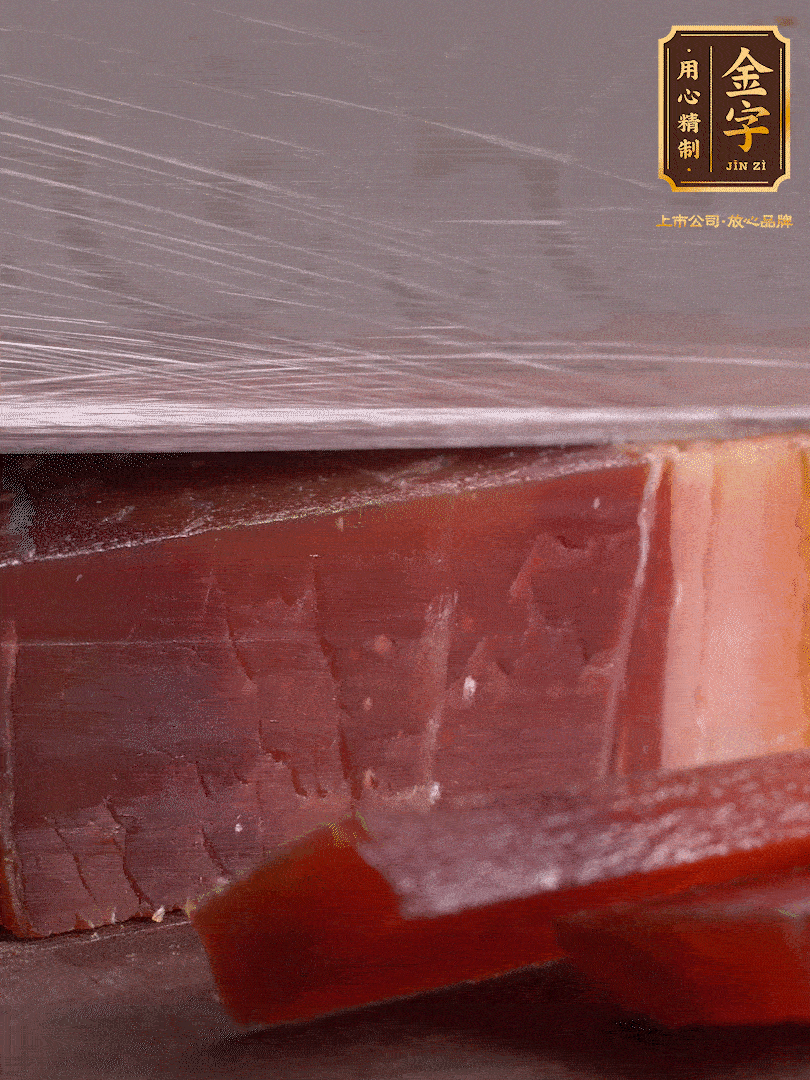 準(zhǔn)備食材。選用足年發(fā)酵的金字火腿，煲出來(lái)的湯更加鮮美?；鹜惹谐杀∑瑴厮?分鐘。