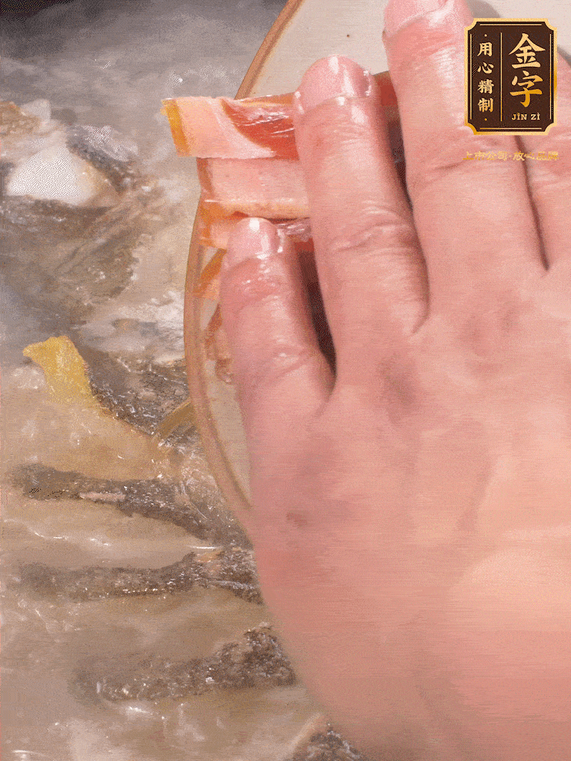 將煎好的魚，倒入三大碗開水。大火煮開后放入1個(gè)蔥結(jié)、2片姜片和1勺料酒和火腿片