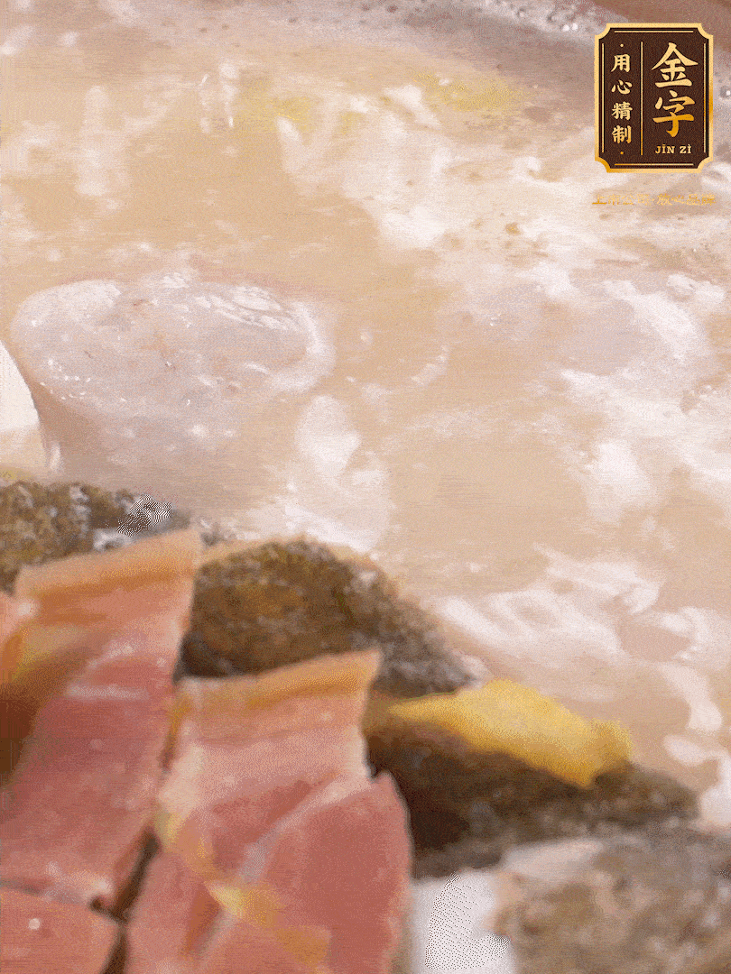 大火煮至沸騰后，轉(zhuǎn)至砂鍋中，繼續(xù)燉煮。這個(gè)時(shí)候可以放入一些自己喜歡吃的配菜比如蝦滑、內(nèi)酯豆腐來(lái)添味