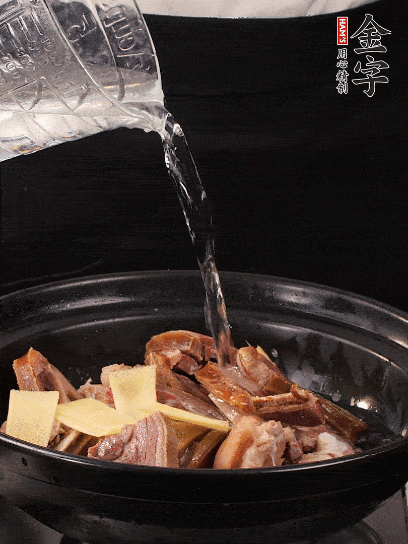 火腿、豬腳放到大砂鍋里，黃酒提鮮，蔥姜去腥，加2kg純凈水沒過食材。水一定要放足，中途最好不能加水