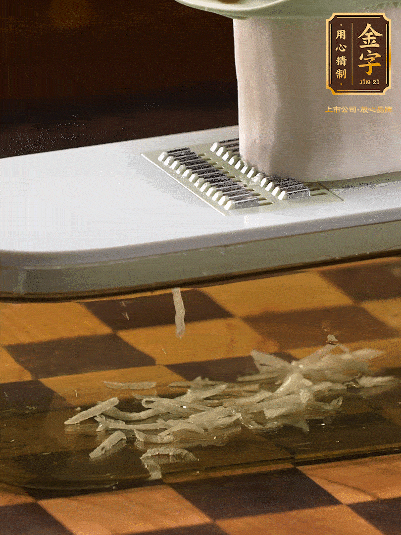 蘿卜切絲 ，加少許的鹽 抓拌均勻后，腌制十五分鐘