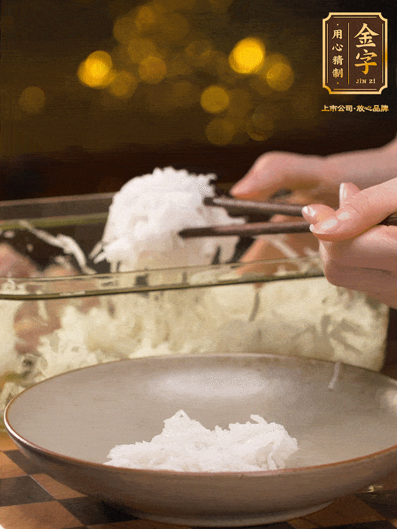 腌好的蘿卜絲控干水份用筷子夾出 、放在盤子底部