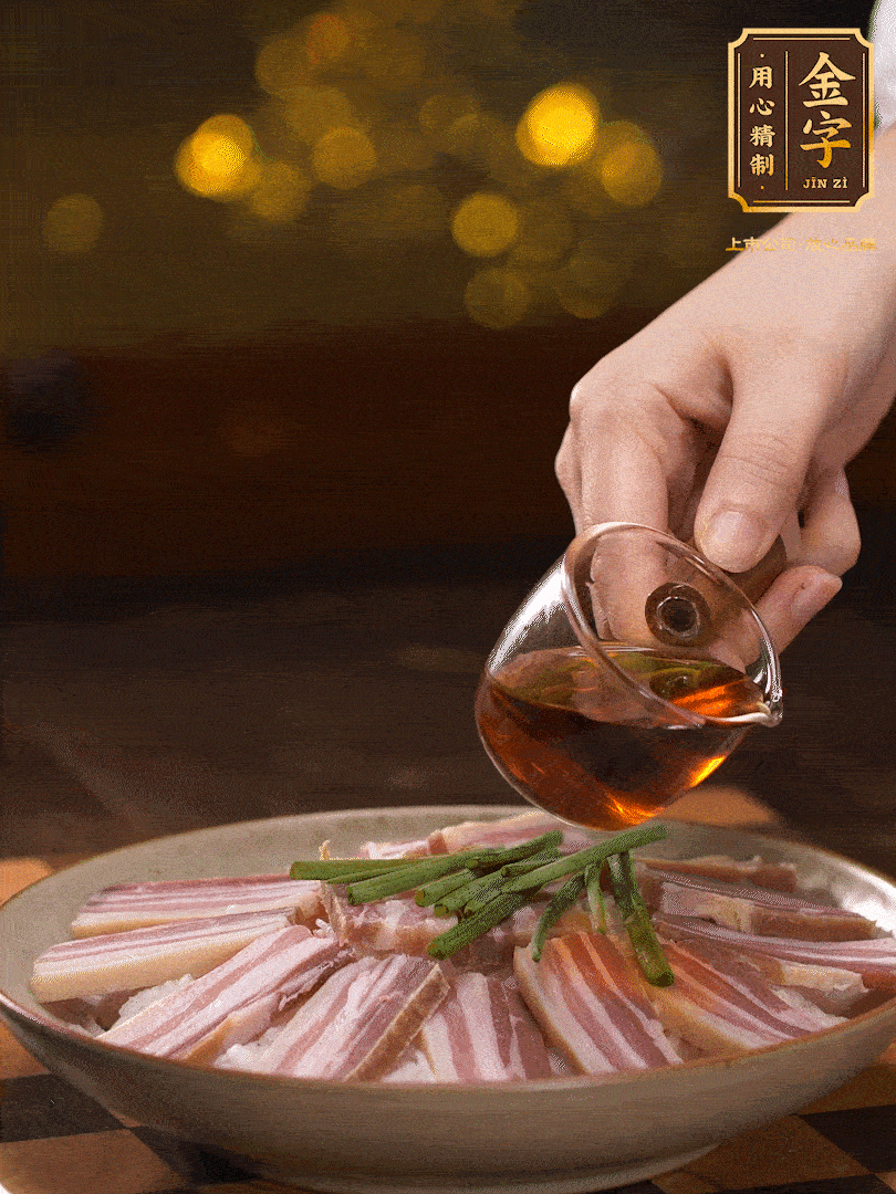 把切好的咸肉，均勻的鋪在蘿卜絲的四周頂部放少許蔥段 淋上少許料酒，放入鍋中 大火蒸二十分鐘