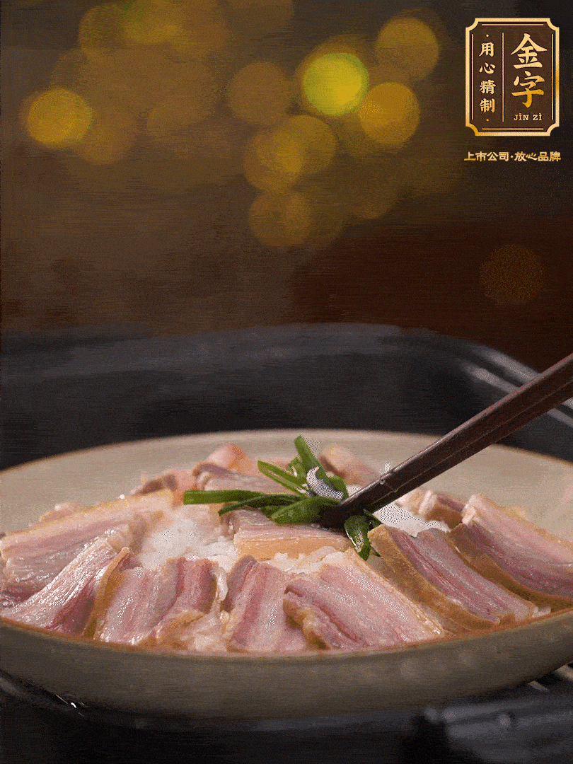 二十分鐘后關(guān)火，去除頂部的蔥段，最后撒上少許的蔥末，就完成了