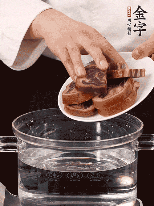 準(zhǔn)備食材。做金銀蹄有2個(gè)關(guān)鍵點(diǎn)：食材上火腿當(dāng)然得選足年發(fā)酵的金字火腿，新鮮豬爪最好選前腳、大小適宜的。